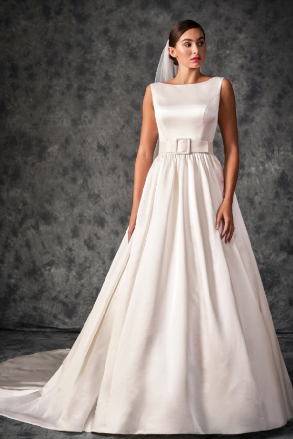 Gaun Ball Gown dengan potongan sabrina